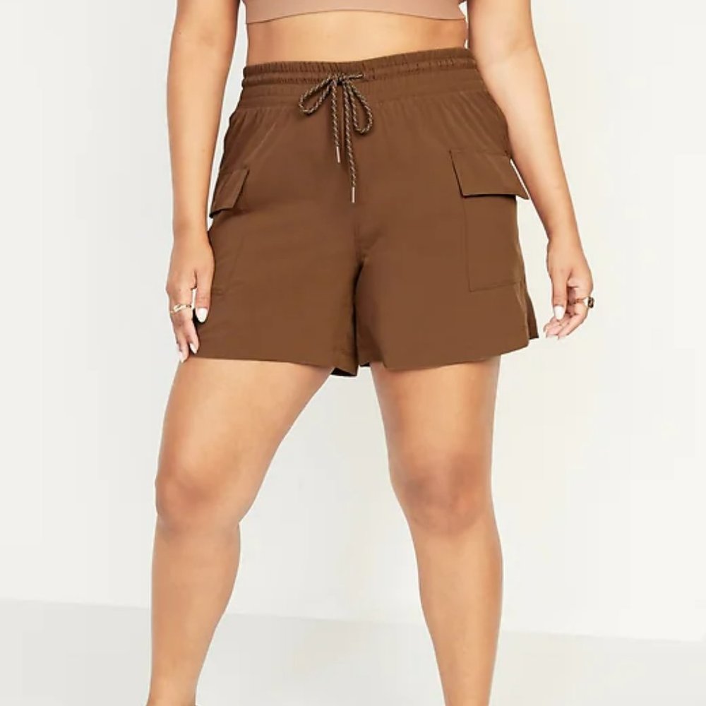 High-Waisted StretchTech Cargo Shorts Brown